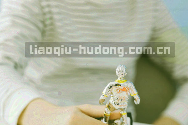 抽象对话气泡与足球图案结合，象征聊球社区的问题解答氛围